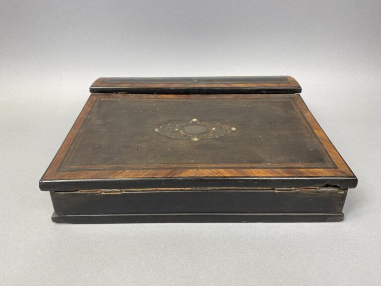 Ecritoire de voyage en bois de placage à décor marqueté de filets et incrustati…