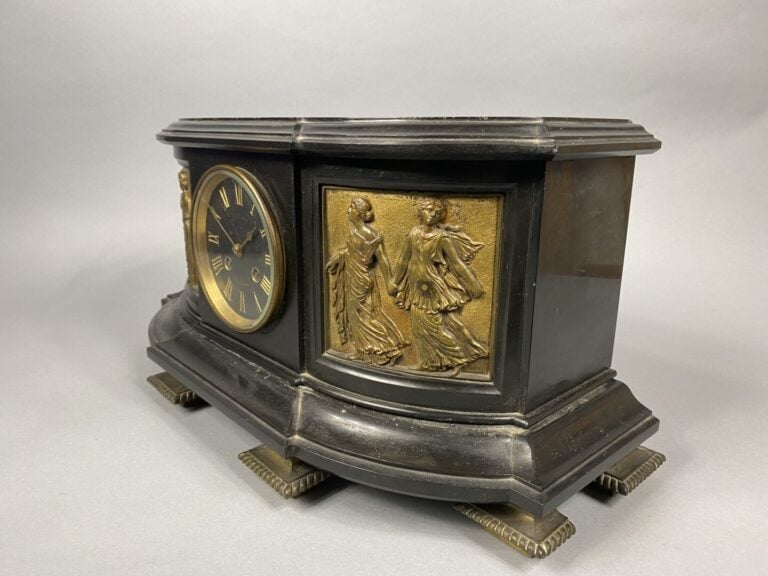 Elément de garniture de cheminée en marbre noir et ornementation de bronze doré…