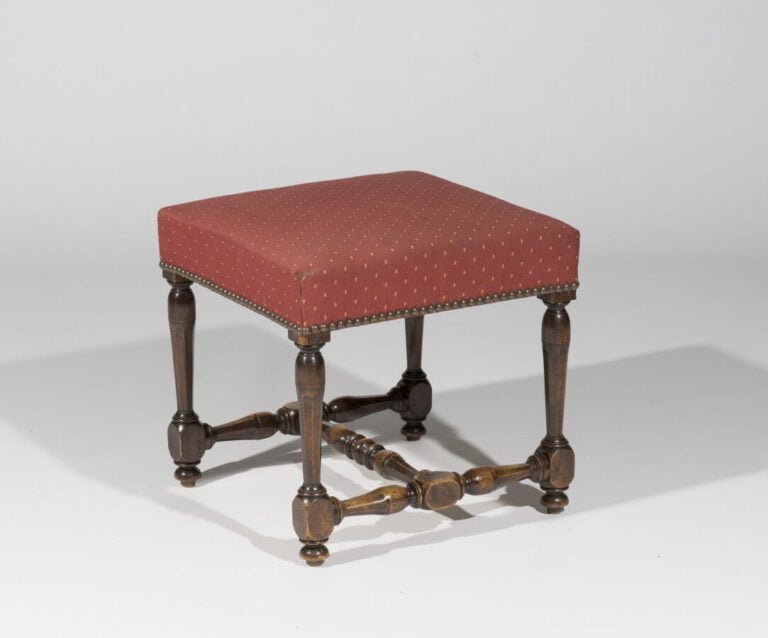 En semble de quatre tables en bois naturel comprenant : - Une table ovale à vol…