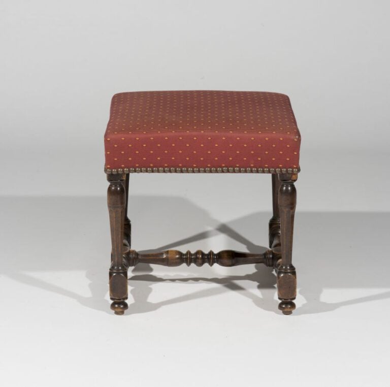 En semble de quatre tables en bois naturel comprenant : - Une table ovale à vol…