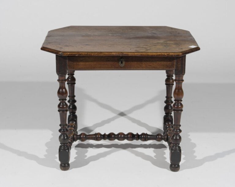 En semble de quatre tables en bois naturel comprenant : - Une table ovale à vol…