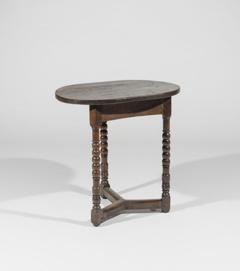En semble de quatre tables en bois naturel comprenant : - Une table ovale à vol…