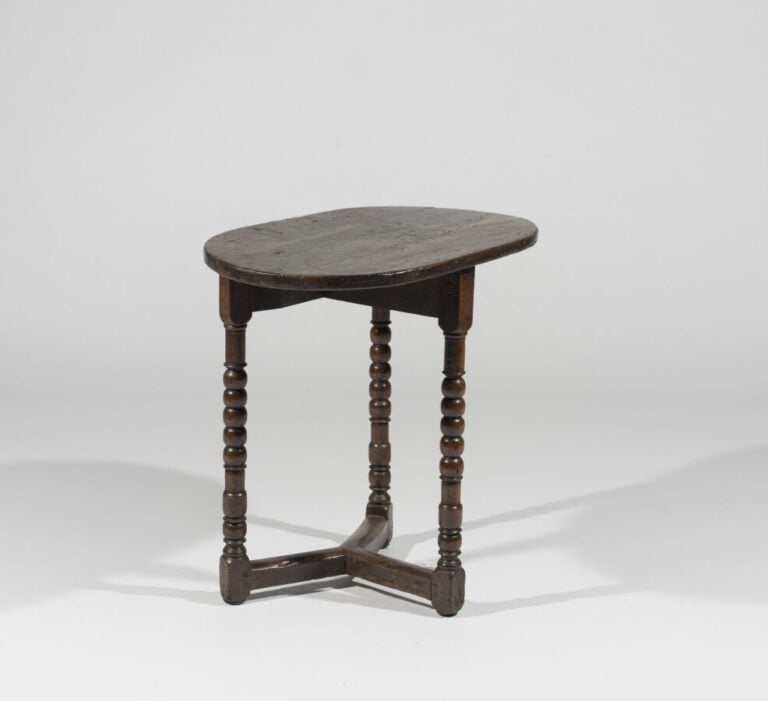En semble de quatre tables en bois naturel comprenant : - Une table ovale à vol…