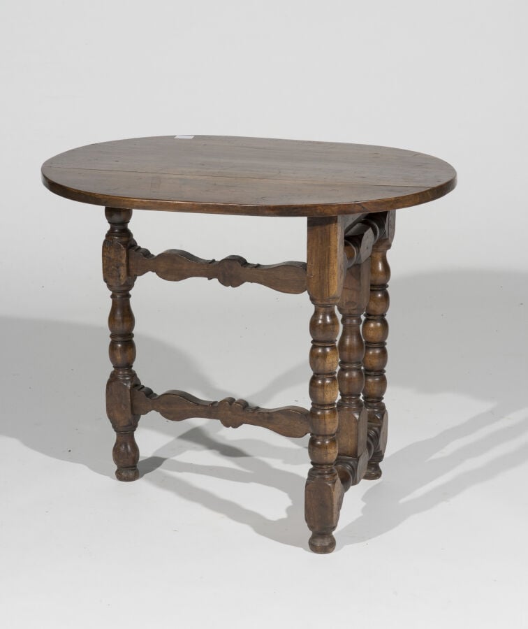 En semble de quatre tables en bois naturel comprenant : - Une table ovale à vol…