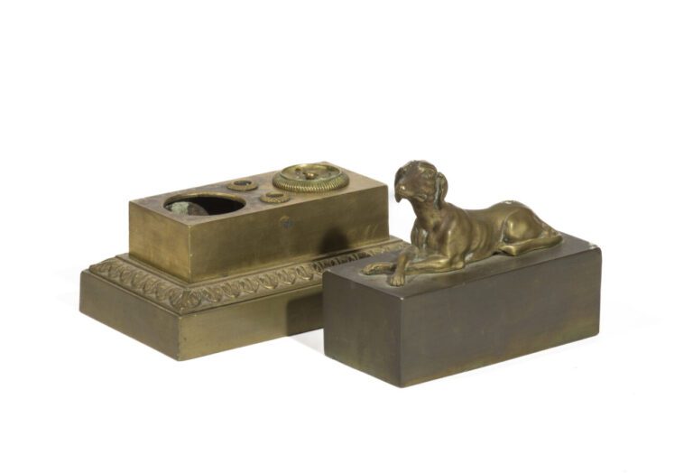 Encrier quadrangulaire en bronze doré ; le couvercle sommé d'un chien allongé -…