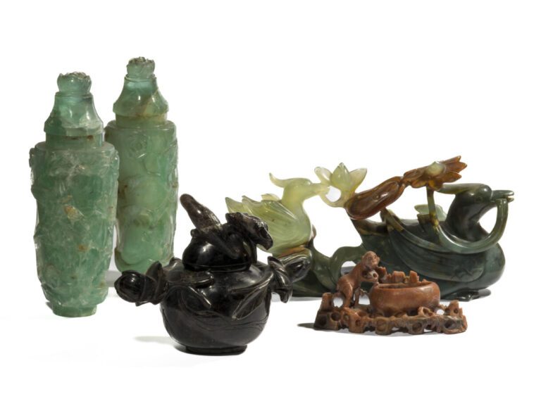 Ensemble comprenant : deux vases en quartz vert sculpté à décor floral(16,5), u…