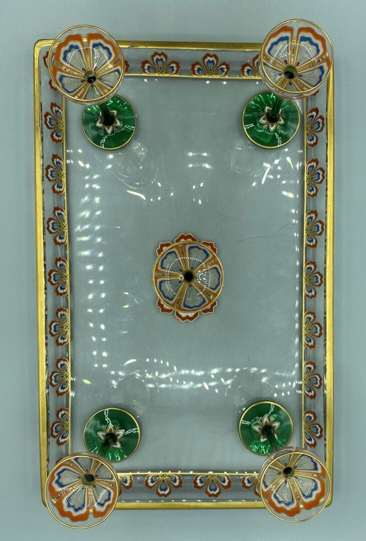 Ensemble comprenant : - - Un plateau rectangulaire en verre à décor de motifs f…