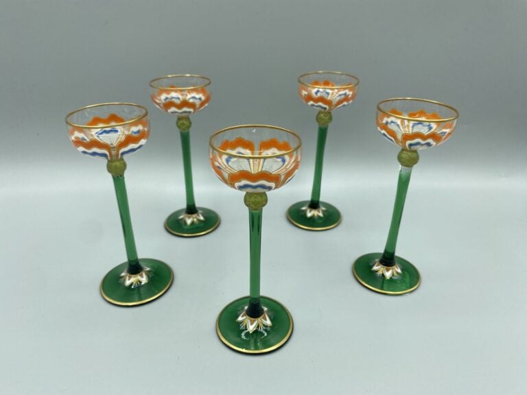 Ensemble comprenant : - - Un plateau rectangulaire en verre à décor de motifs f…