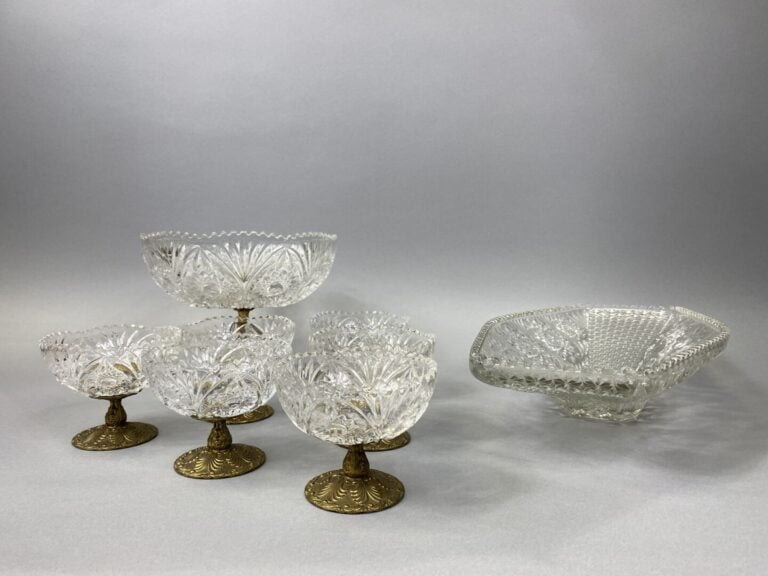 Ensemble comprenant une grande coupe et six coupelles à bord dentelé en verre m…