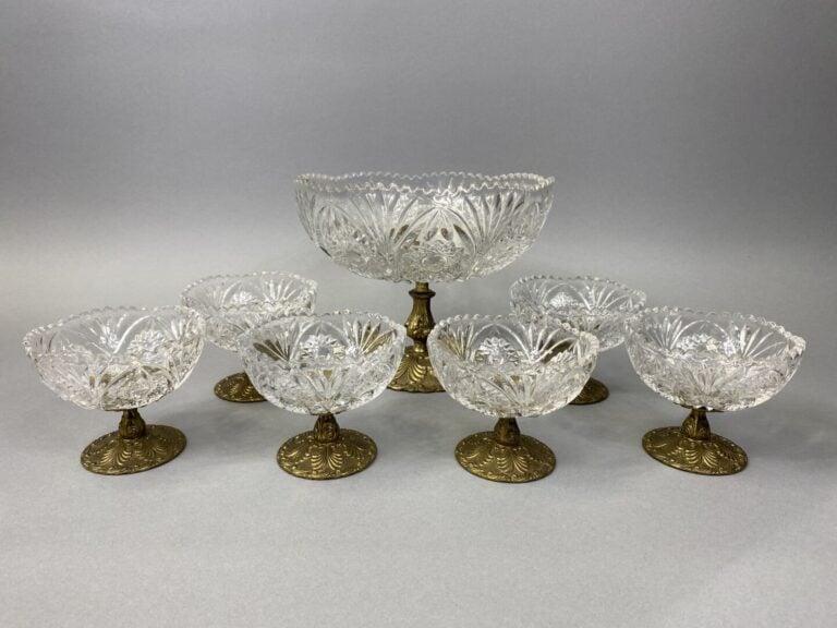 Ensemble comprenant une grande coupe et six coupelles à bord dentelé en verre m…