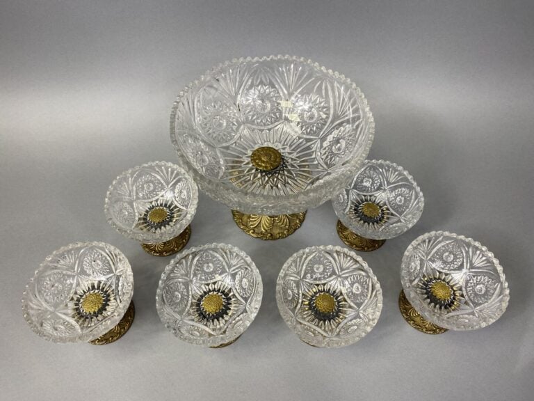 Ensemble comprenant une grande coupe et six coupelles à bord dentelé en verre m…