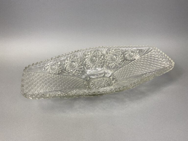 Ensemble comprenant une grande coupe et six coupelles à bord dentelé en verre m…
