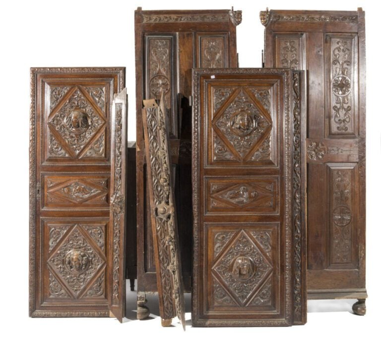 Ensemble d'éléments d'armoires en bois sculpté