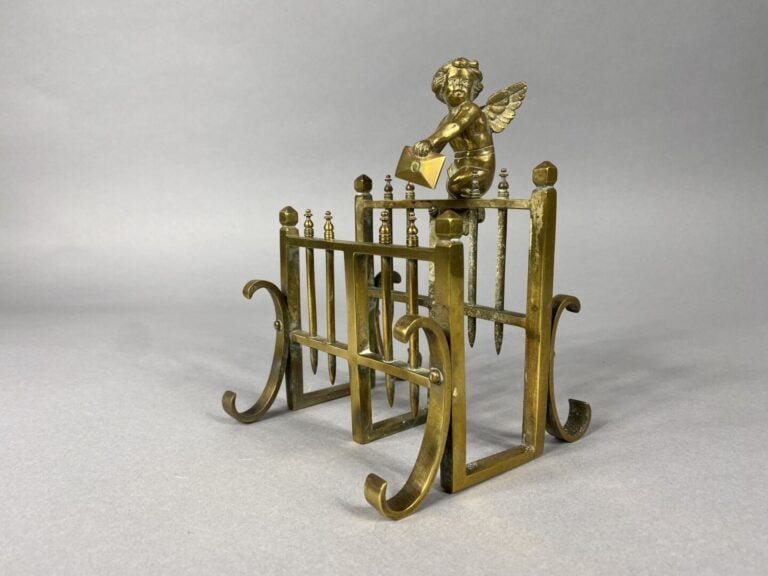 Ensemble d'objets de bureau divers comprenant : - -un vide-poches en cristal ta…