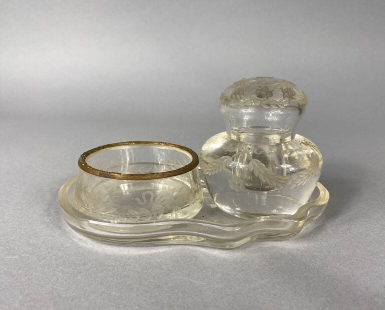 Ensemble d'objets de bureau divers comprenant : - -un vide-poches en cristal ta…