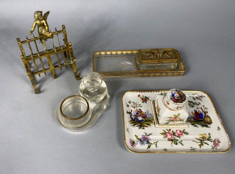 Ensemble d'objets de bureau divers comprenant : - -un vide-poches en cristal ta…