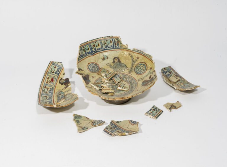 Ensemble d'objets de style archéologique dont pointes de flèches, bracelets et…