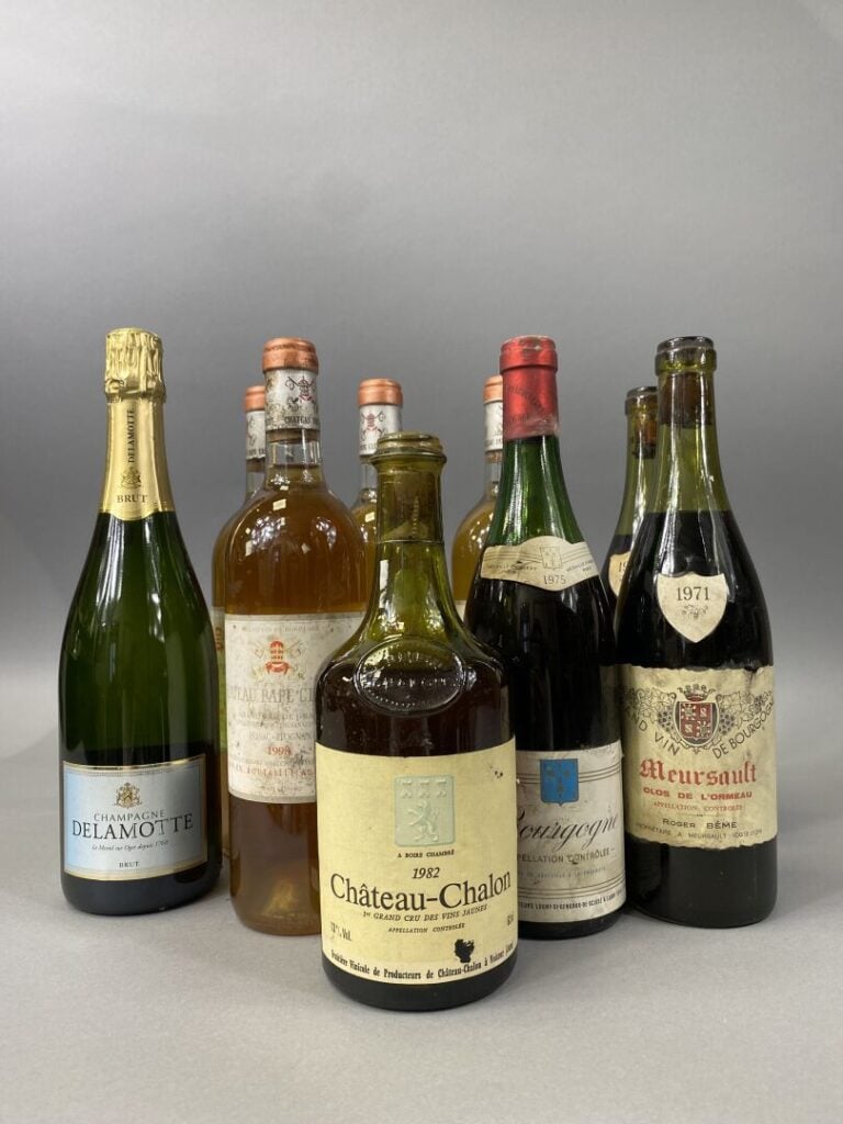 Ensemble de bouteilles divers : - - Château Châlon, une bouteille, 1982 - - Pap…