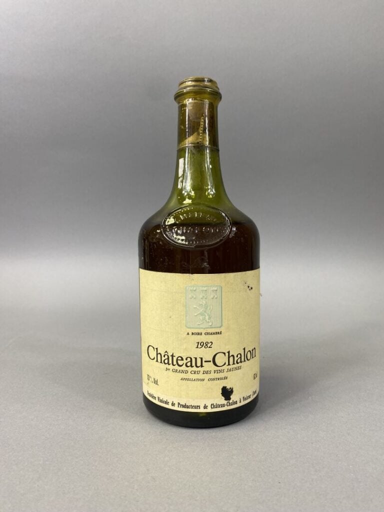 Ensemble de bouteilles divers : - - Château Châlon, une bouteille, 1982 - - Pap…