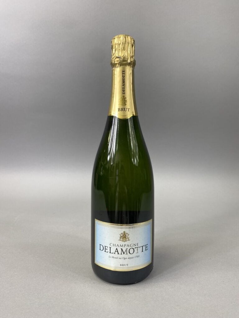 Ensemble de bouteilles divers : - - Château Châlon, une bouteille, 1982 - - Pap…