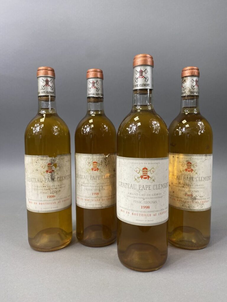 Ensemble de bouteilles divers : - - Château Châlon, une bouteille, 1982 - - Pap…