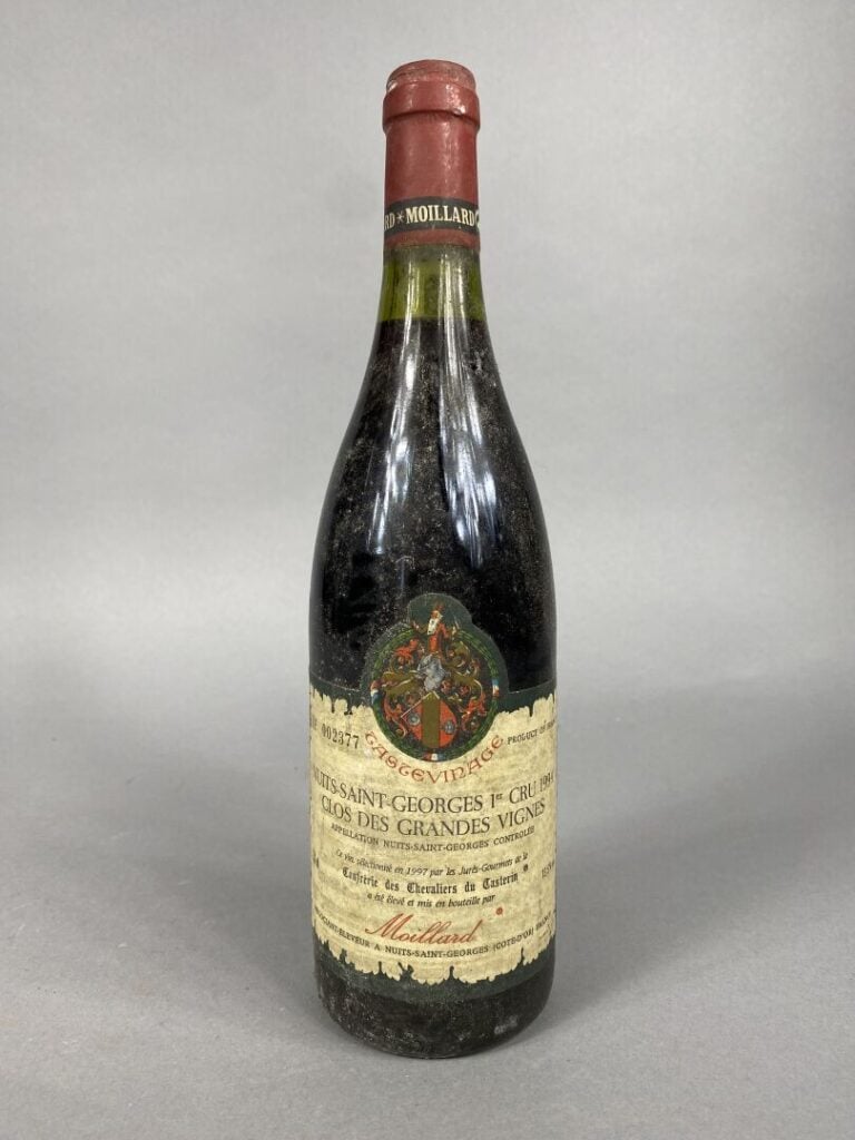 Ensemble de cinq bouteilles comprenant : - - Anjou-Villages, Domaine du Haut-Pu…