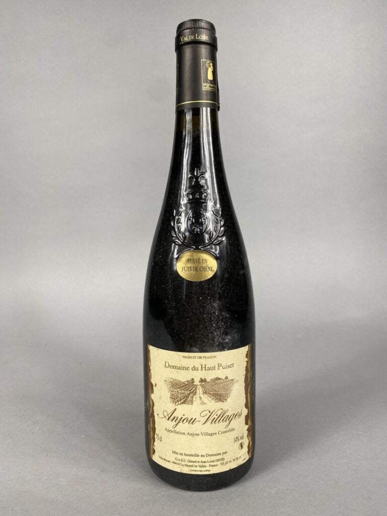 Ensemble de cinq bouteilles comprenant : - - Anjou-Villages, Domaine du Haut-Pu…