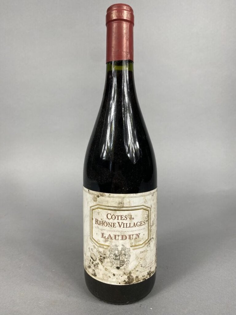 Ensemble de cinq bouteilles comprenant : - - Anjou-Villages, Domaine du Haut-Pu…