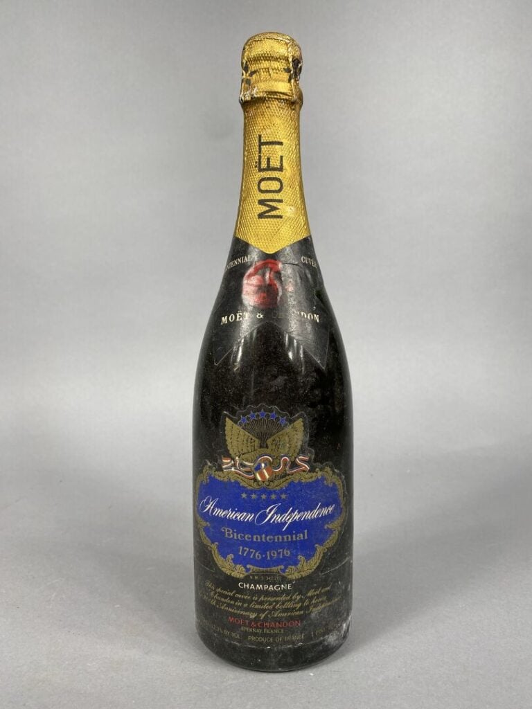 Ensemble de cinq bouteilles comprenant : - - Anjou-Villages, Domaine du Haut-Pu…