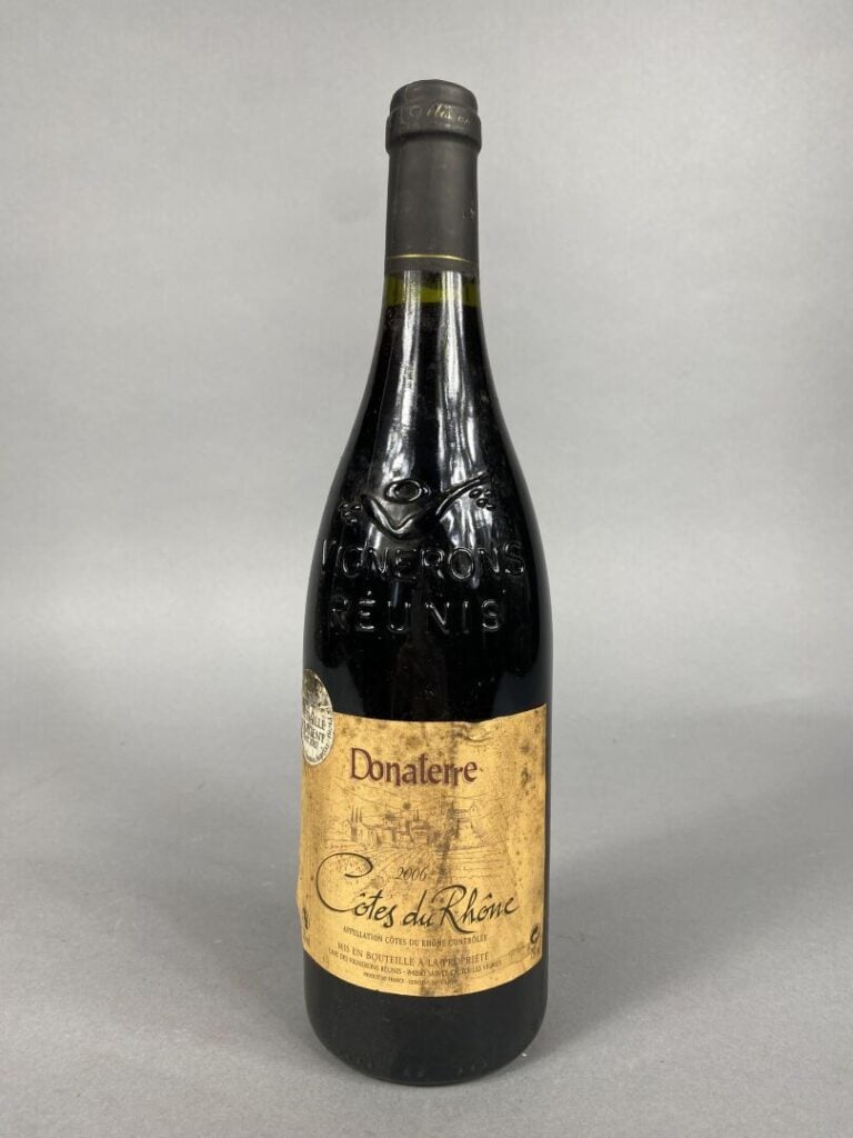 Ensemble de cinq bouteilles comprenant : - - Anjou-Villages, Domaine du Haut-Pu…