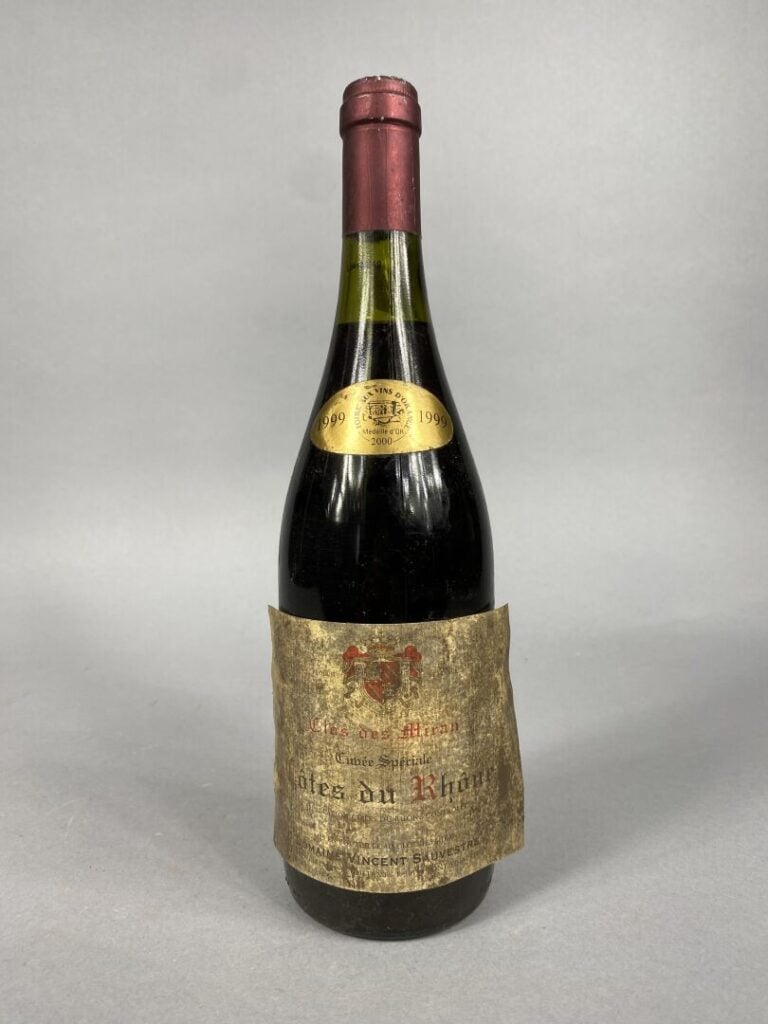 Ensemble de cinq bouteilles comprenant : - - Anjou-Villages, Domaine du Haut-Pu…
