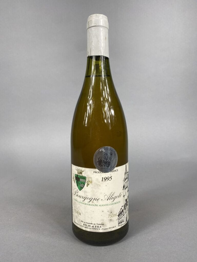Ensemble de cinq bouteilles comprenant : - - Bourgogne Aligoté, deux bouteilles…