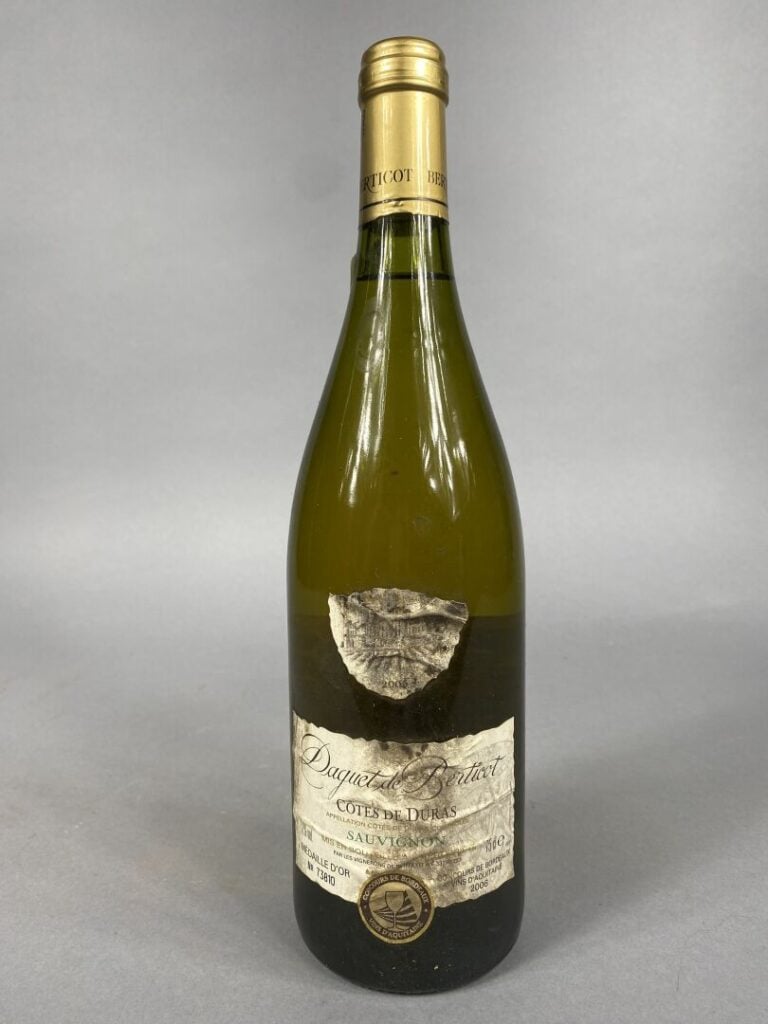 Ensemble de cinq bouteilles comprenant : - - Chassagne Montrachet, E. Delagrang…