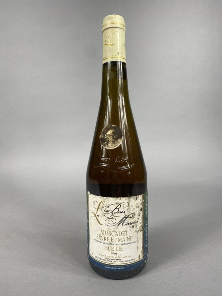 Ensemble de cinq bouteilles comprenant : - - Chassagne Montrachet, E. Delagrang…