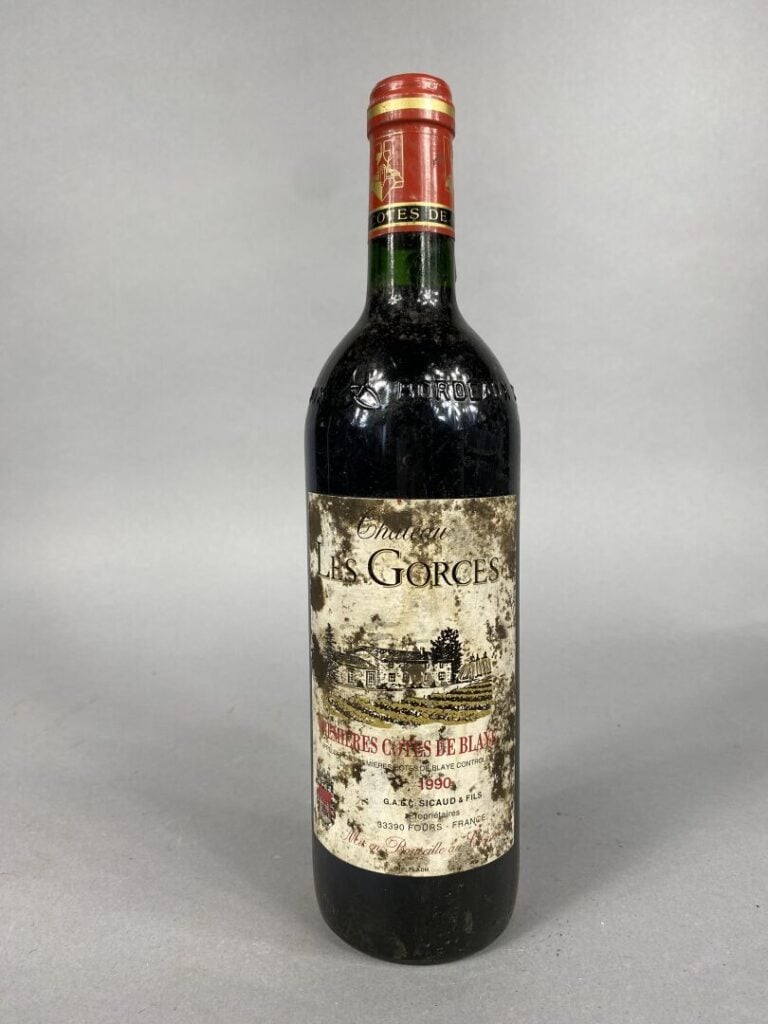 Ensemble de cinq bouteilles comprenant : - - Château Bellevue, Montagne Saint E…