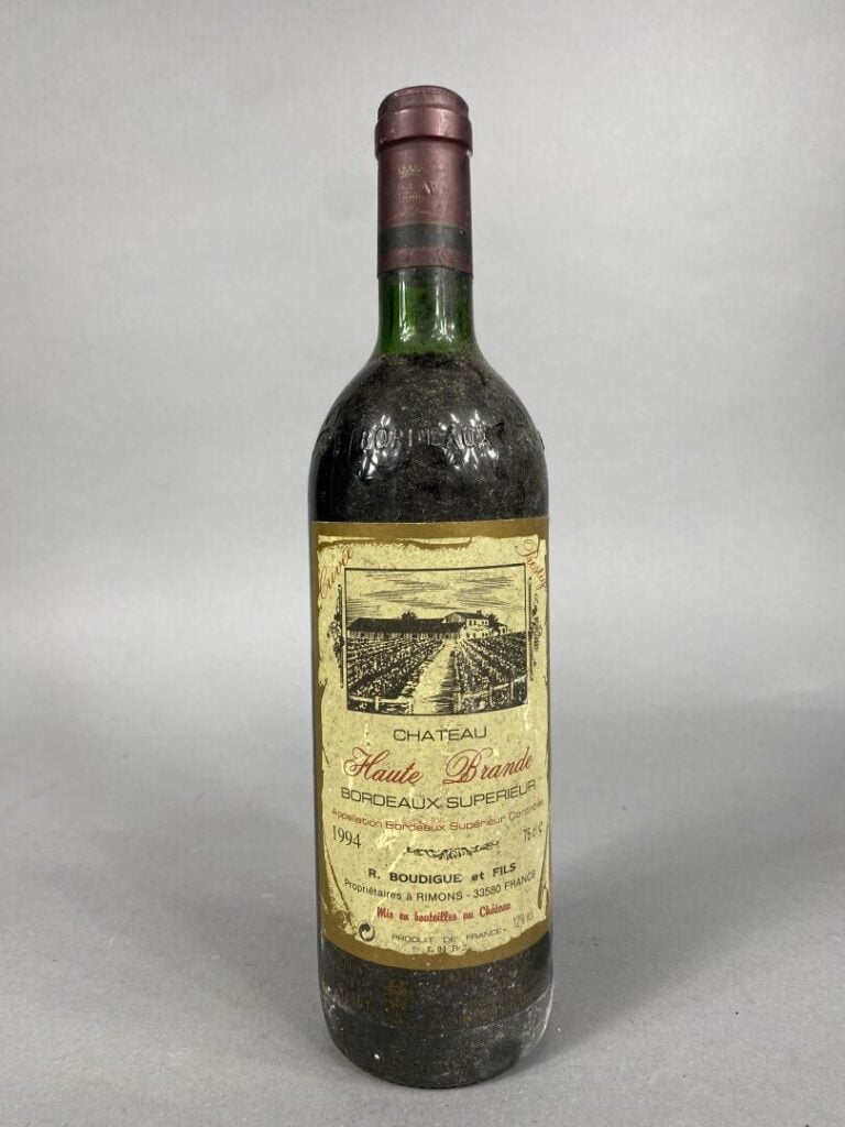 Ensemble de cinq bouteilles comprenant : - - Château Bellevue, Montagne Saint E…