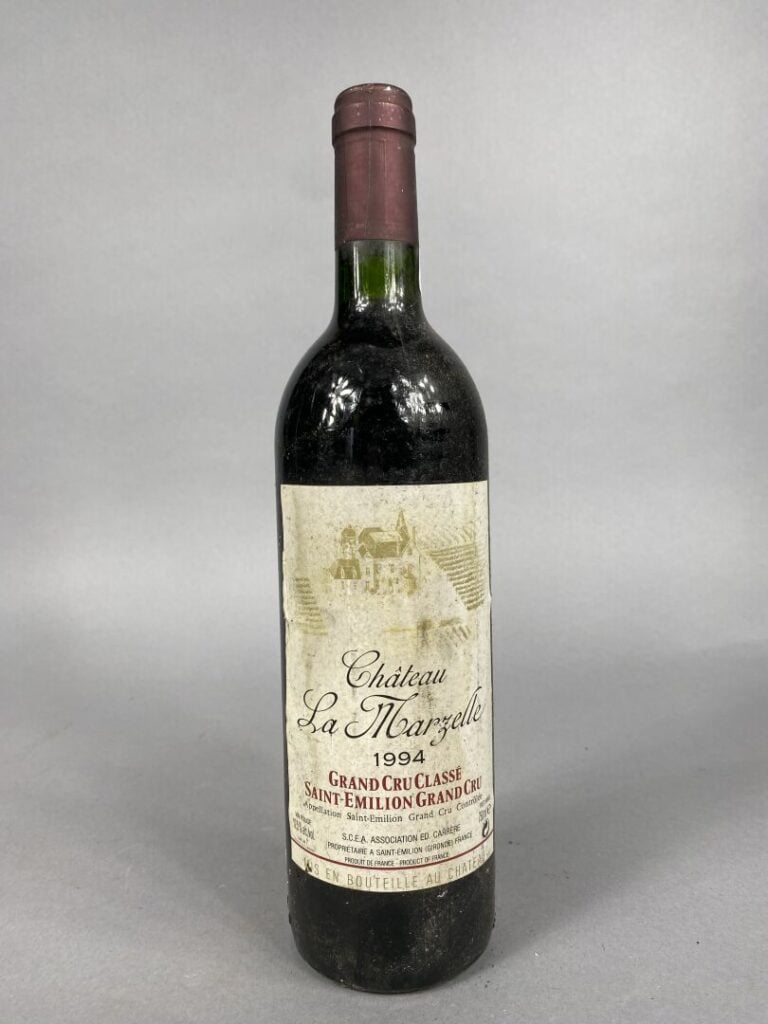 Ensemble de cinq bouteilles comprenant : - - Château Bellevue, Montagne Saint E…