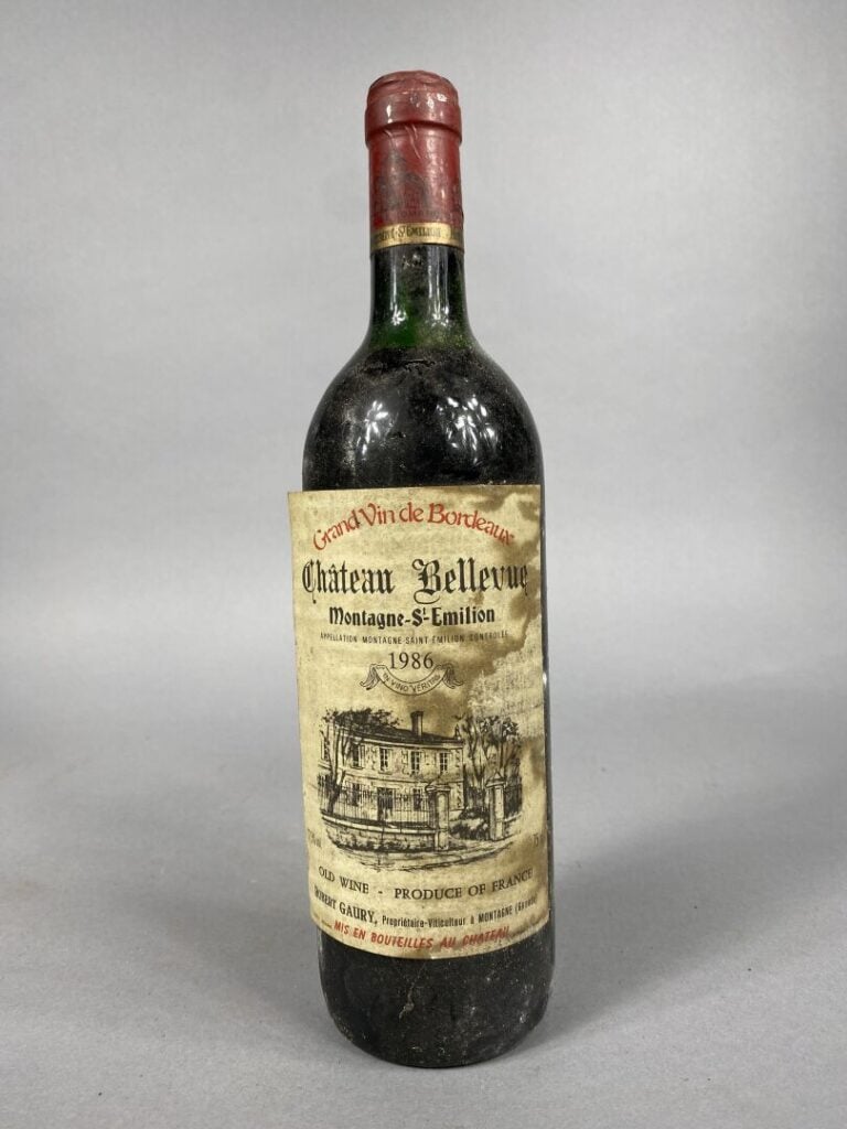 Ensemble de cinq bouteilles comprenant : - - Château Bellevue, Montagne Saint E…