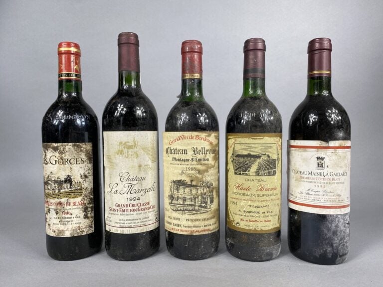 Ensemble de cinq bouteilles comprenant : - - Château Bellevue, Montagne Saint E…