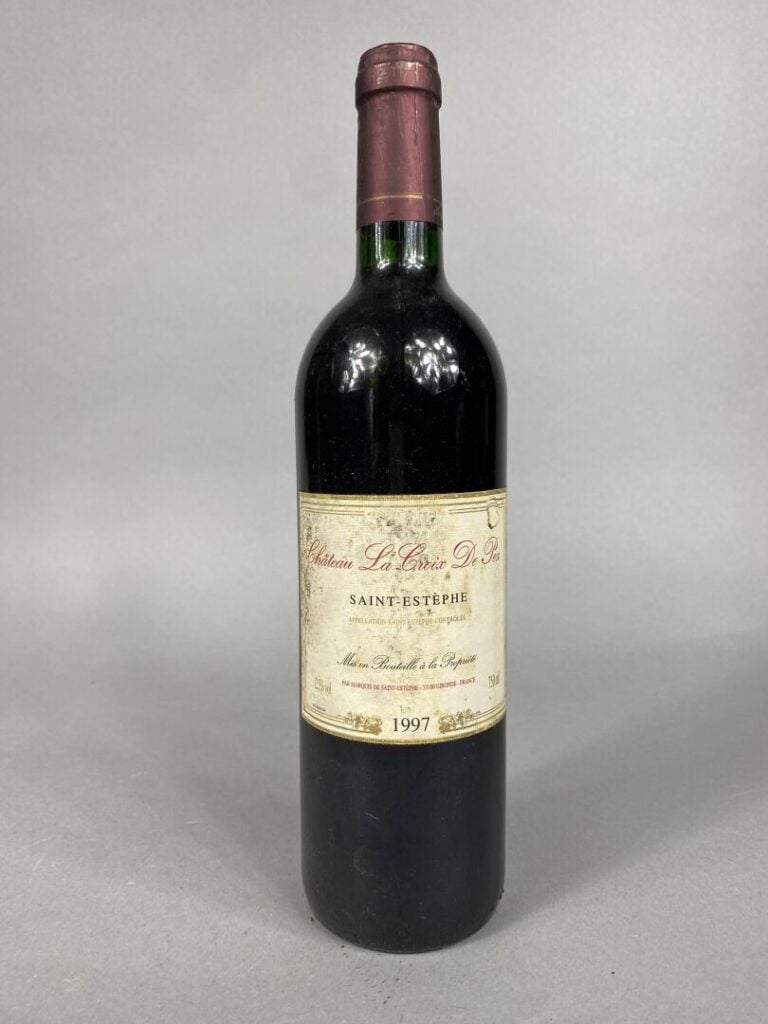 Ensemble de deux bouteilles comprenant : - - Mouton Cadet, Bordeaux, 2002 - - S…
