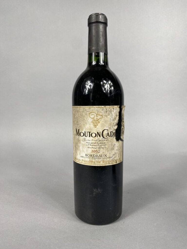 Ensemble de deux bouteilles comprenant : - - Mouton Cadet, Bordeaux, 2002 - - S…