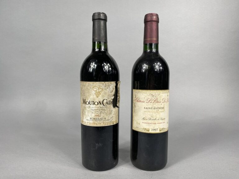 Ensemble de deux bouteilles comprenant : - - Mouton Cadet, Bordeaux, 2002 - - S…