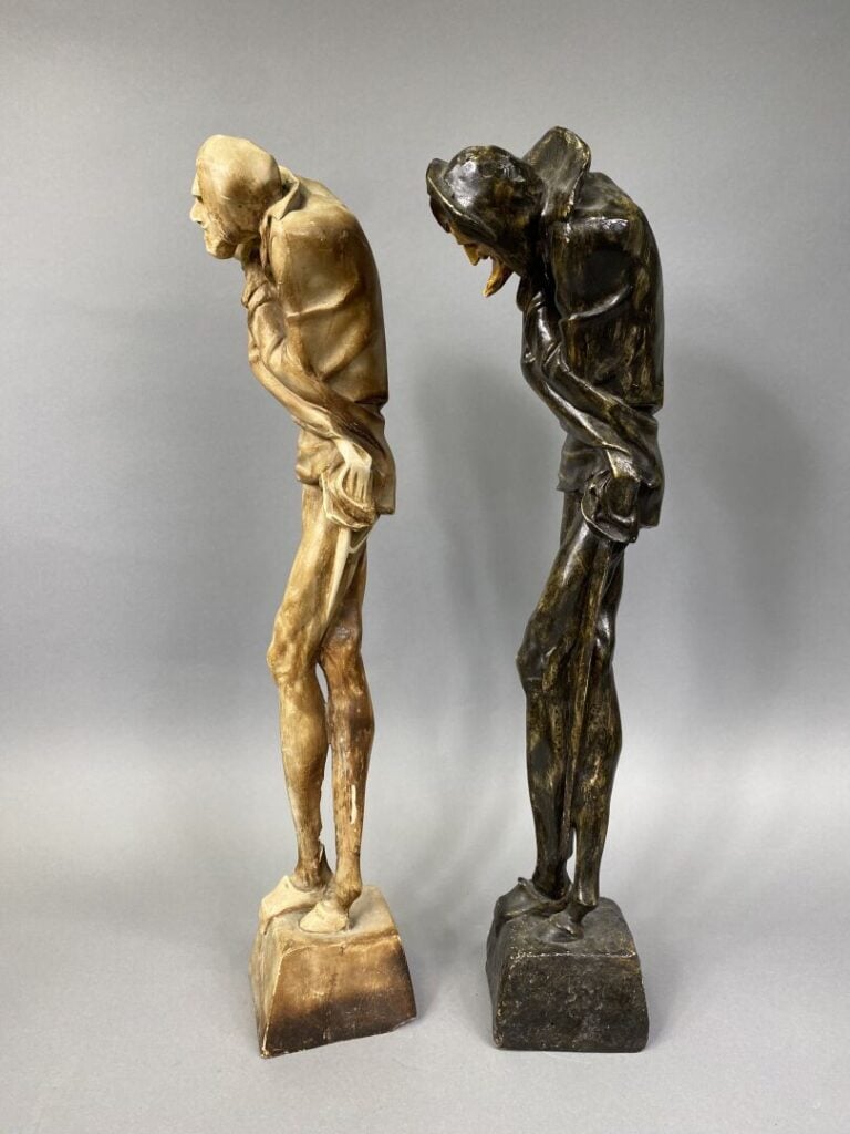 Ensemble de deux sujets en plâtre patiné représentant un personnage de la comme…