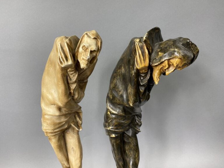 Ensemble de deux sujets en plâtre patiné représentant un personnage de la comme…