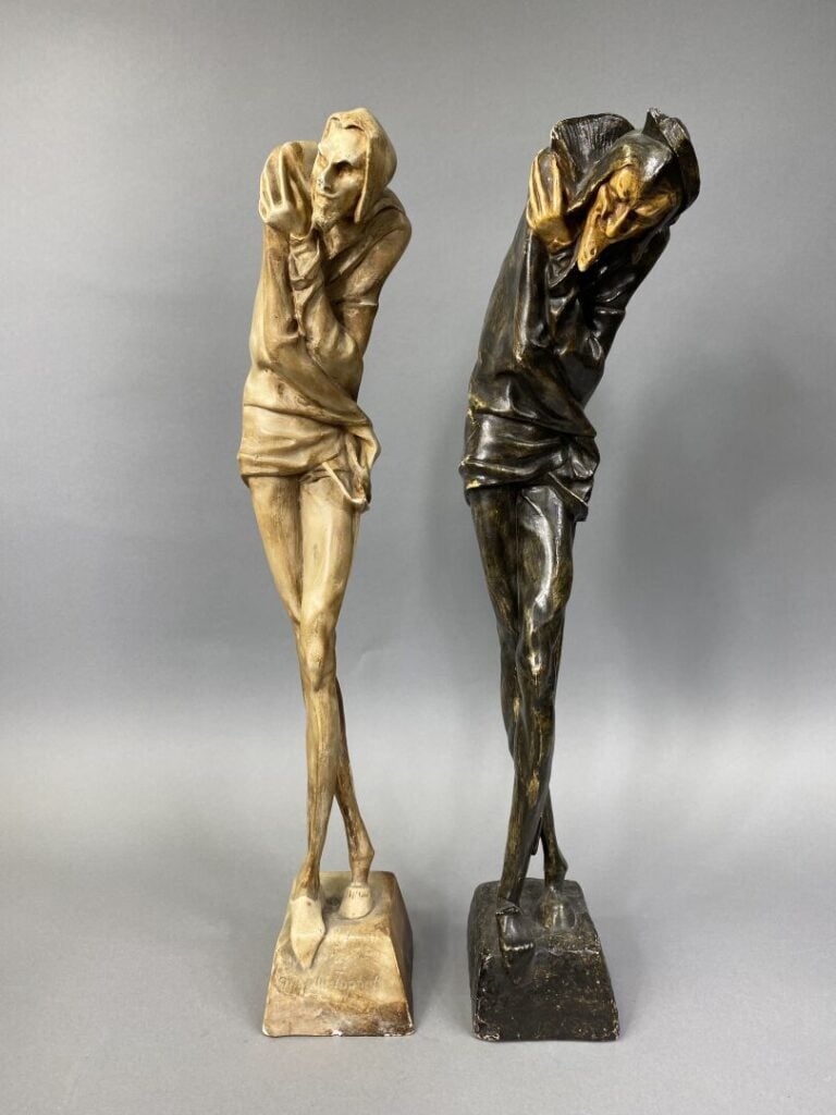 Ensemble de deux sujets en plâtre patiné représentant un personnage de la comme…