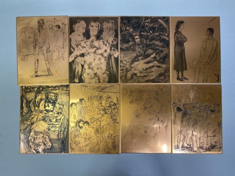 Ensemble de huit plaques en alliage cuivreux à décor gravé de scènes animées -…