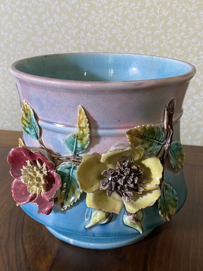 Ensemble de pièces en céramique, composé, d'une paire de cache-pots en faïence…