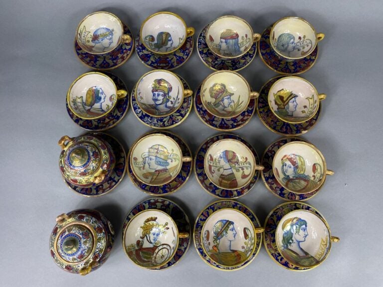 Ensemble de quatorze tasses et quinze sous-tasses dans le goût des faïences lus…