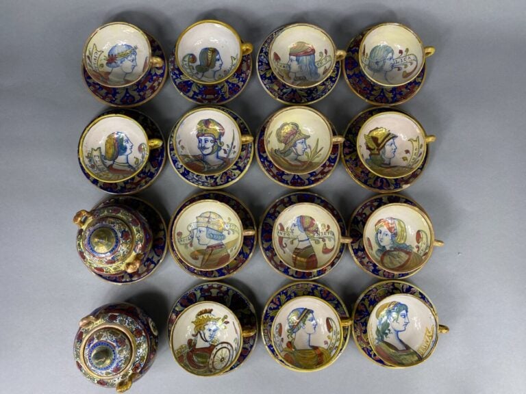 Ensemble de quatorze tasses et quinze sous-tasses dans le goût des faïences lus…
