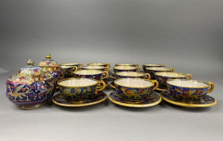 Ensemble de quatorze tasses et quinze sous-tasses dans le goût des faïences lus…